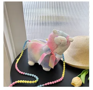 Süße Plüsch-Umhängetasche in Alpaka-Form mit bunter Perlenkette und Regenbogen-Design.