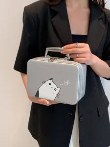 Vanité argentée portable avec imprimé chat mignon tenue par une femme très élégante