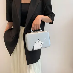Trousse à maquillage argentée tendance avec chat, poignée métal et fermeture