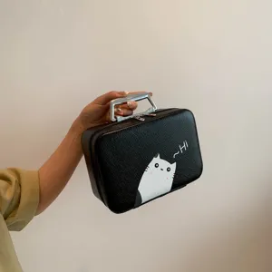 Détail de la boîte cosmétique noire avec imprimé de chat mignon et poignée en métal
