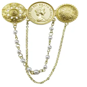 Spilla a catena vintage con ritratto in rilievo oro con perle e monete decorative