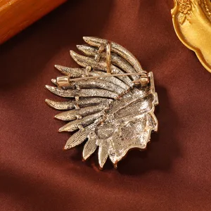 Spilla a forma di capo indiano in oro antico con chiusura di sicurezza sul retro