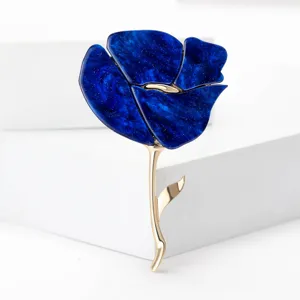 Detailansicht einer eleganten Blumenbrosche aus Legierung mit blauen Blütenblättern und Goldstiel.