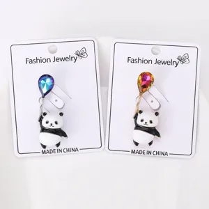 Gedetailleerde macro-weergave van schattige emaille pandabroches met gekleurde strass ballonnen