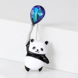Detailopname van een schattige pandabroche met een sprankelende blauwe kristallen ballon