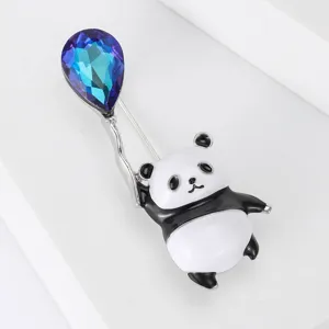 Gedetailleerde weergave van een schattige pandabroche met een kleurrijke strasballon in druppelvorm