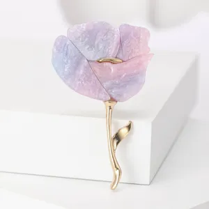 Detailansicht der großen lila Blumenbrosche mit goldenem Legierungsstiel für Mäntel