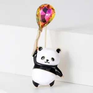 Gedetailleerde weergave van een emaille pandabroche met een kleurrijke kristallen ballon.