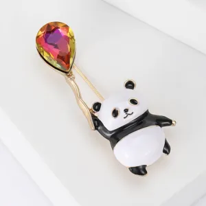 Detailopname van een schattige pandabroche met een kleurrijke regenboog strasballon