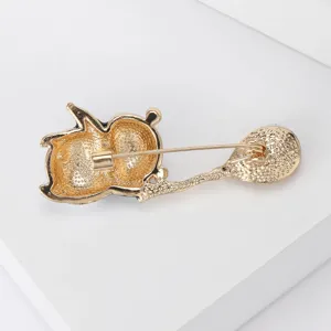 Achteraanzicht van de gouden panda ballon broche met detail van de veilige speldsluiting