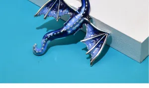 Detailansicht einer blauen Vintage Drachenbrosche mit silbernen Metallakzenten für Mäntel