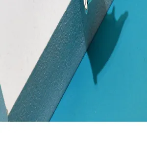 Detailansicht einer Vintage-Emaille-Drachenbrosche auf blauem und weißem Hintergrund.