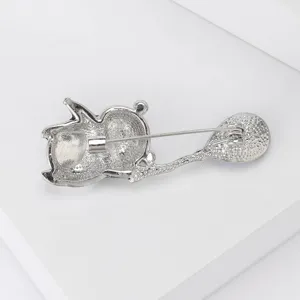Achterkant van een zilveren panda-broche met ballon en veiligheidsspeldsluiting