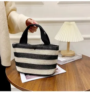 Vue détaillée du sac à main décontracté en paille rayée avec poignées en tissu