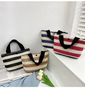 Lot de quatre sacs à main en paille tissée à rayures colorées dans un cadre décontracté