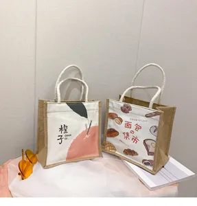 Zwei stilvolle Taschen aus Jute und Canvas mit niedlichen Orangen- und Brot-Graffiti