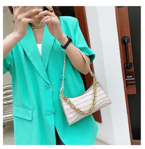 Elegante bolso baguette blanco con estampado de cocodrilo y cadena dorada gruesa