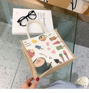 Nahaufnahme einer Jute-Handtasche mit bunten Graffiti-Prints und Baumwollseilgriffen