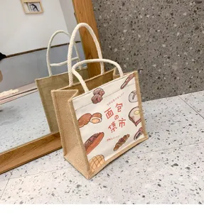 Nahaufnahme einer rustikalen Jute-Tasche mit charmanten Brot-Illustrationen und Texten.