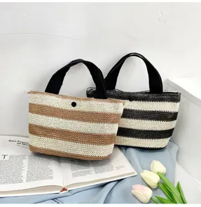 Paire de sacs cabas rayés en paille tressée marron et noir, style décontracté