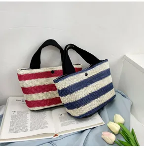 Vue détaillée de sacs cabas tissés à rayures rouges et bleues sur un magazine avec tulipes