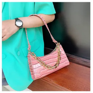 Elegante bolso de hombro rosa con estampado de cocodrilo y cadena dorada decorativa