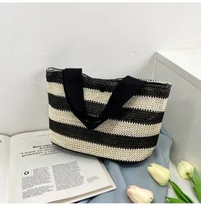 Vue détaillée d'un sac à main en paille tressée à rayures noires et blanches chic