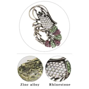 Macro weergave van vintage kreeft broche met strass details en zinklegering achterspeld