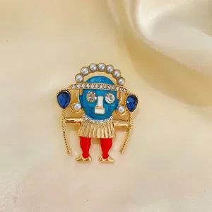 Vue détaillée de la broche chef indien vintage avec émail coloré et cristaux