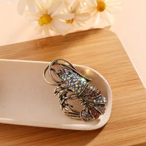 High-definition macrodetail van een retro strass kreeft broche met antieke gouden afwerking