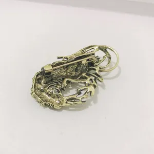 Gedetailleerd achteraanzicht van vintage bronzen kreeft speld met speldsluiting