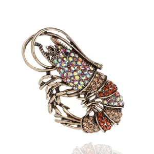 Retro kreeft broche met veelkleurige strass steentjes op een witte achtergrond.