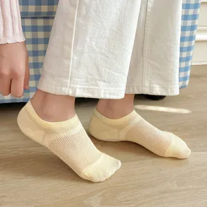 Detailweergave van lichtgele ademende holle mesh onzichtbare bootsokken voor dames.