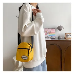 Modelo con un mini bolso bandolera de nailon amarillo vibrante y parche de moda
