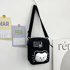 Elegante bolso bandolera de nailon negro con un parche de gato peludo y diseño lindo