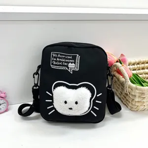 Lindo bolso bandolera de nylon negro con cara de oso blanco de peluche y dibujos