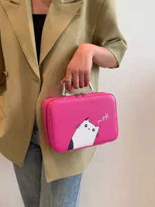 Détail de la trousse de maquillage rose élégante avec imprimé chat de dessin animé