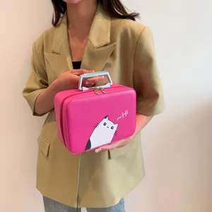 Vue détaillée d'un sac à cosmétiques rose avec un imprimé de chat mignon