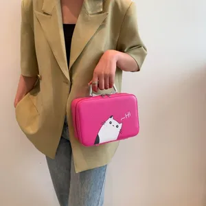 Trousse à cosmétiques rose vif avec motif chat mignon tenue par un mannequin élégant
