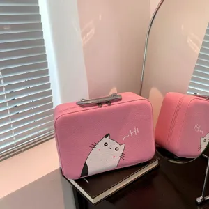 Détail de la trousse à maquillage rose avec imprimé chat mignon et poignée solide.