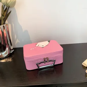 Vue détaillée d'une boîte à cosmétiques rose avec motif chat de dessin animé et poignée