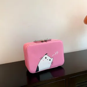 Gros plan d'une boîte à maquillage rose élégante avec un motif de chat et l'inscription Hi