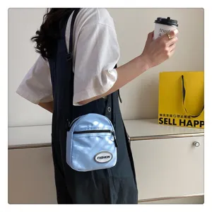 Vista de estilo de vida de un moderno bolso bandolera de nailon azul claro para diario