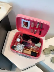 Boîte de maquillage rose portable avec miroir et compartiments de rangement élégants