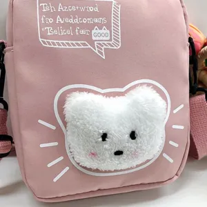 Vista detallada de un bolso bandolera de nailon rosa con un parche de gato de peluche blanco