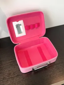 Vue interne détaillée d'une mallette de maquillage rose avec miroir et élastiques