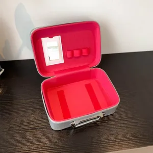 Vue intérieure d'une trousse à maquillage argentée avec miroir et boucles à pinceaux