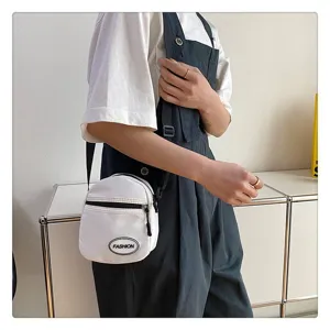 Bolso bandolera pequeño de nailon blanco para mujer, ideal para móvil y salidas casuales.