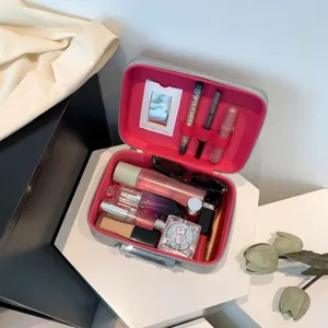 Vue détaillée de l'intérieur rose spacieux de la boîte de rangement cosmétique grise portative