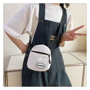 Primer plano de un bolso bandolera blanco de nailon para móvil con un parche 'FASHION'.